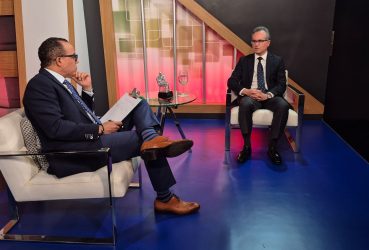 Atribuye bajo crecimiento RD a «factores internos y externos» Atribuye bajo crecimiento RD a «factores internos y externos»