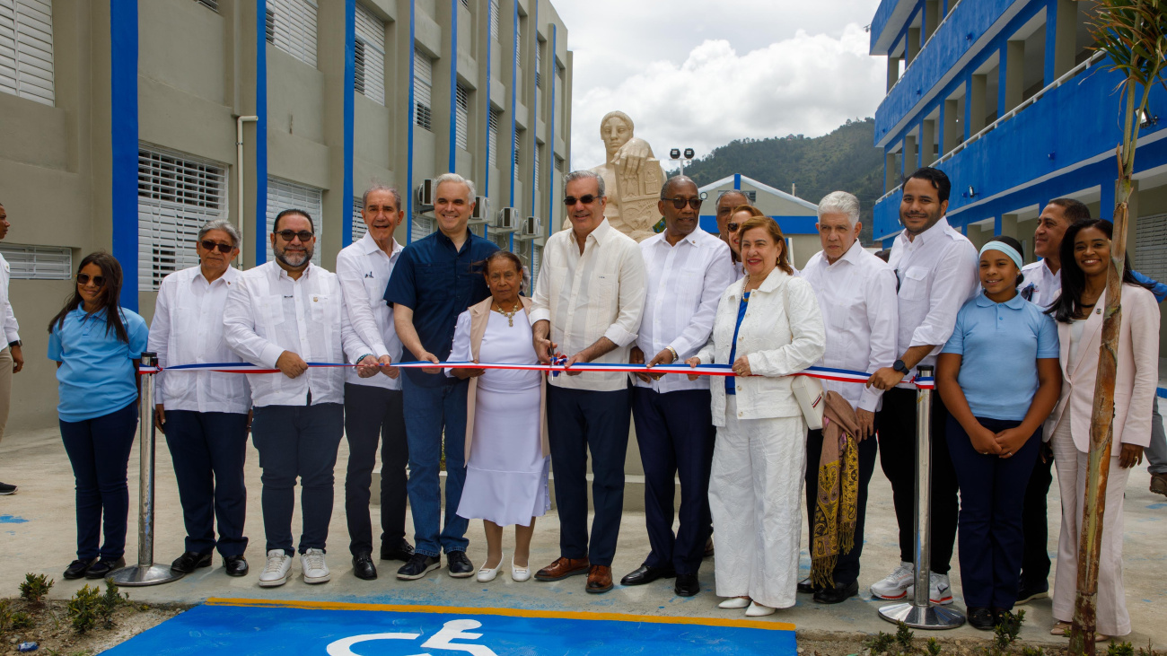 Abinader entrega varias obras y asfaltado de calles en Constanza Abinader entrega varias obras y asfaltado de calles en Constanza
