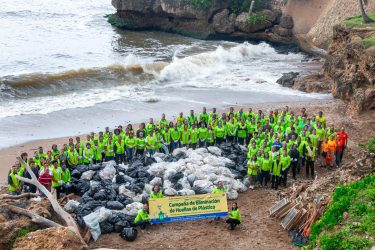 Voluntarios Iglesia de Dios limpian playa Fuerte San Gil