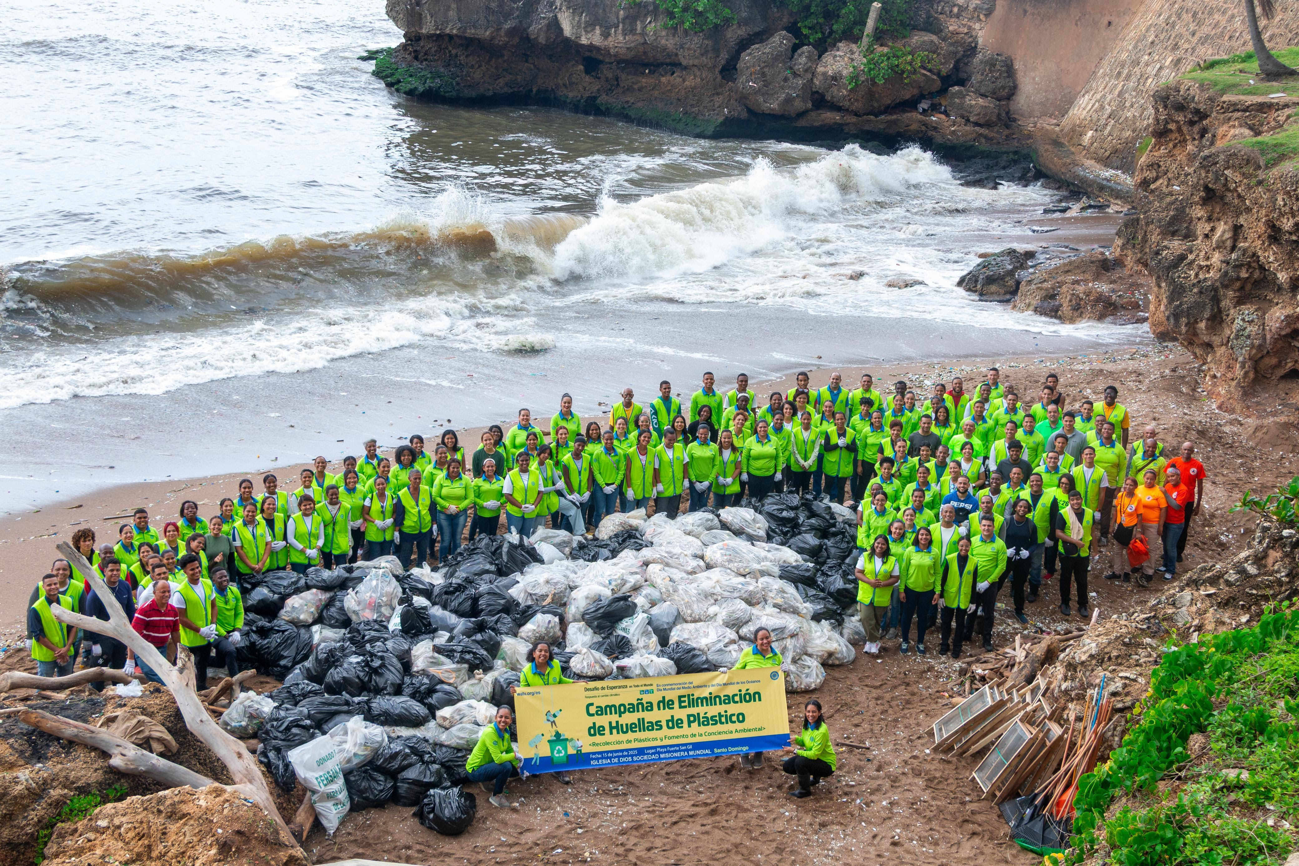 Voluntarios Iglesia de Dios limpian playa Fuerte San Gil imagen