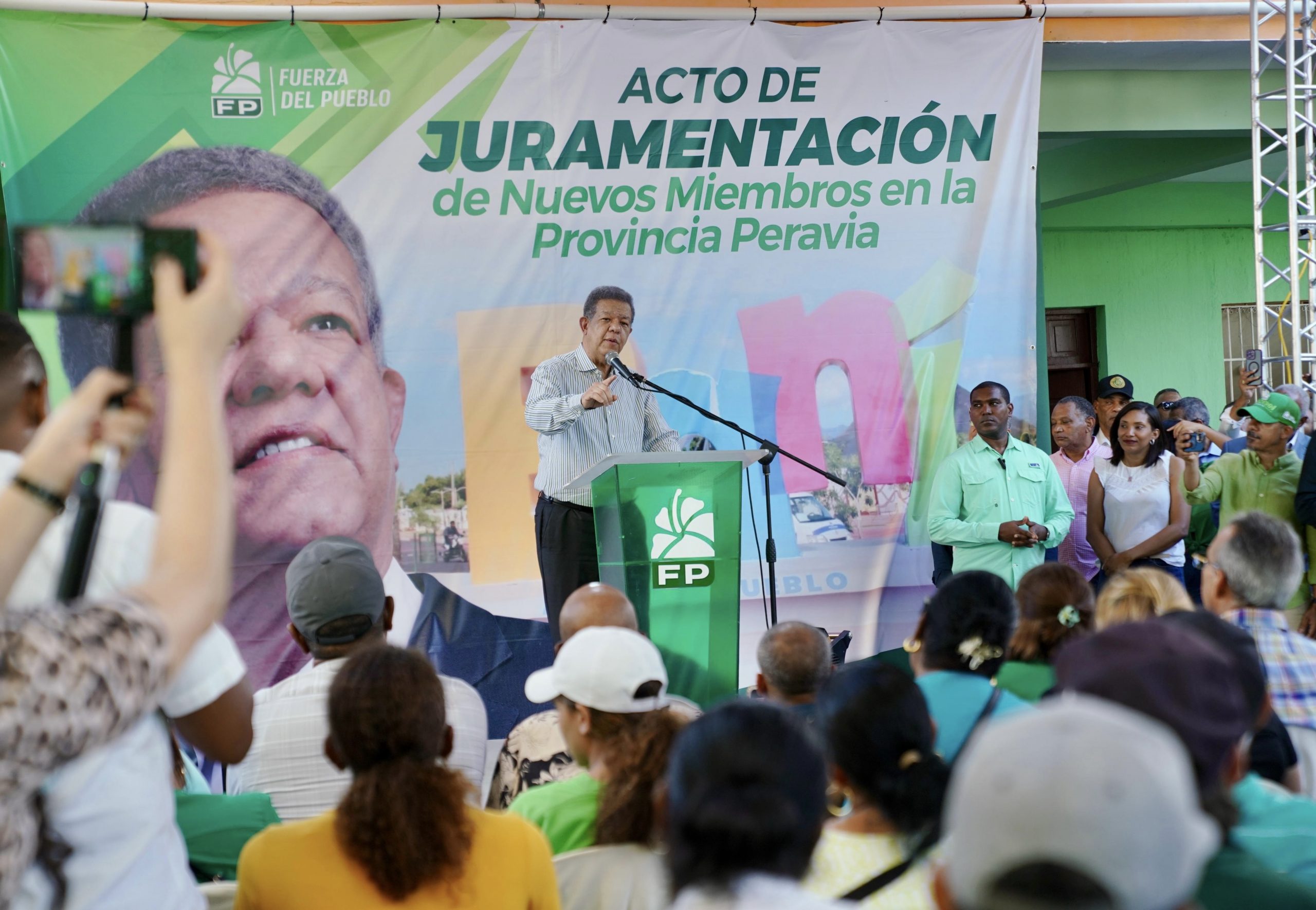 Fernández cuestiona costo de avenida circunvalación de Baní Fernández cuestiona costo de avenida circunvalación de Baní