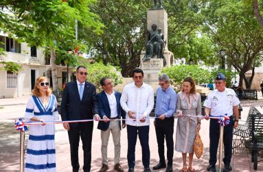 Turismo reinaugura el parque Duarte y reabre calle Mercedes Turismo reinaugura el parque Duarte y reabre calle Mercedes