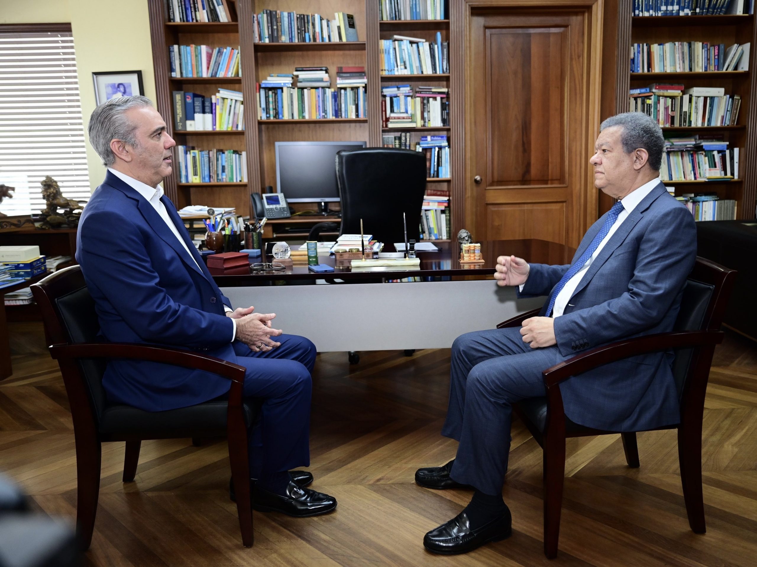 Leonel y Presidente Abinader preocupados por crisis de Haití imagen