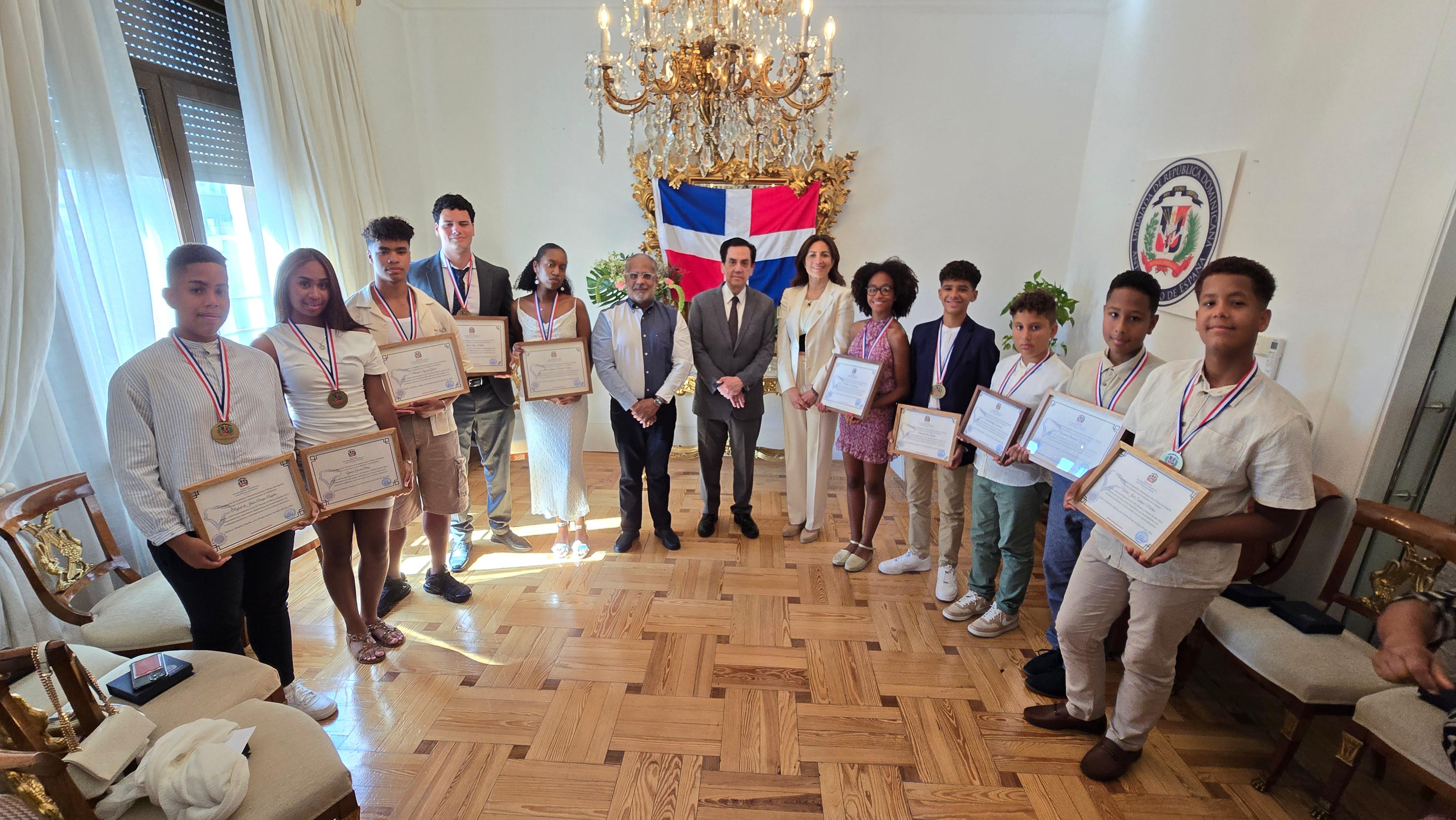 ESPAÑA: Reconocen estudiantes dominicanos destacados imagen