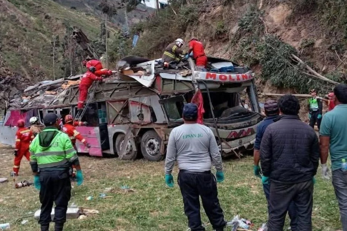 Perú: 18 muertos y 24 heridos al volcarse autobús de pasajeros imagen