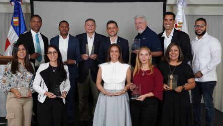 Academia CAES celebra el Día del Maestro con un homenaje Academia CAES celebra el Día del Maestro con un homenaje