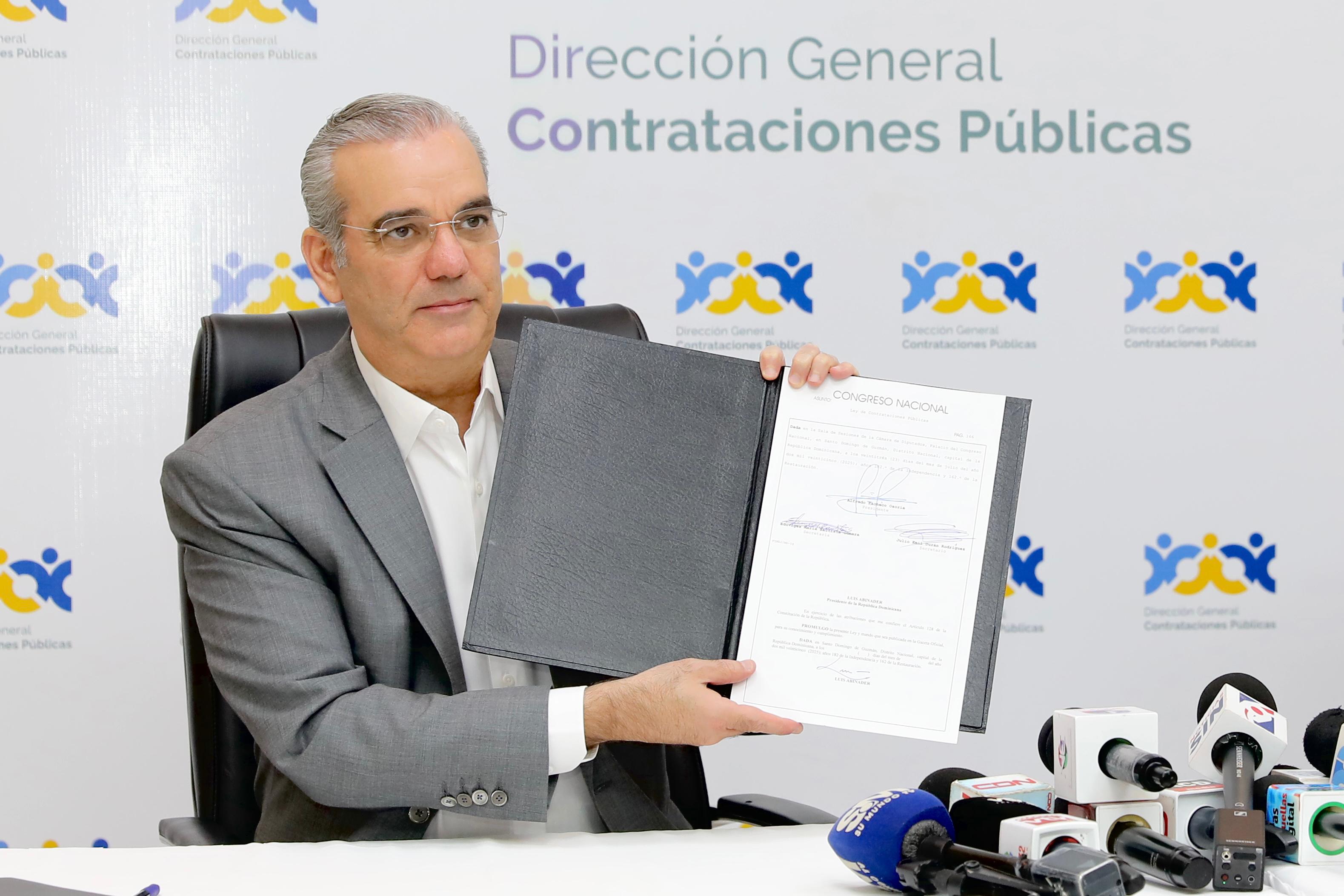 Luis Abinader promulga nueva Ley de Contrataciones Públicas imagen