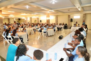 Presidente dominicano sostiene encuentro con jóvenes en Azua Presidente dominicano sostiene encuentro con jóvenes en Azua