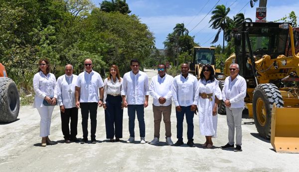 Inician reconstrucción vía de acceso a playa Teco en Maimón imagen