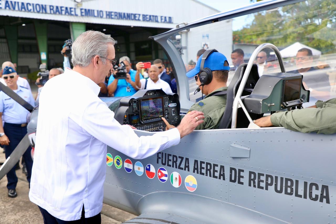 RD enfrascada en un proceso de ensamblaje de aviones Dulus