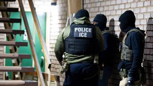 EEUU: Fiscales buscan prohibir agentes de ICE enmascarados