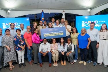 Alcaldía del DN ilumina el exclusivo sector La Castellana