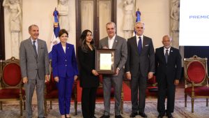 Abinader entrega el Premio a la Excelencia Magisterial 2025 Abinader entrega el Premio a la Excelencia Magisterial 2025