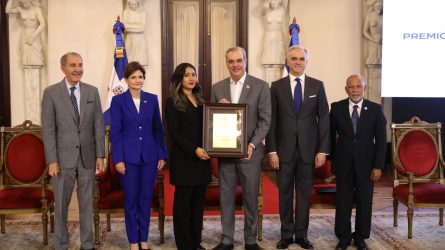 Abinader entrega el Premio a la Excelencia Magisterial 2025