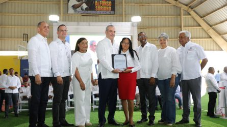 Abinader celebra cumpleaños entregando títulos propiedad Abinader celebra cumpleaños entregando títulos propiedad