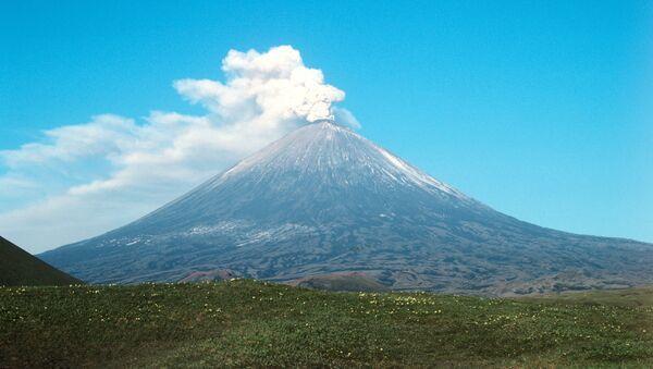 Entra en erupción un volcán en Rusia tras fuerte terremoto 8.8 imagen