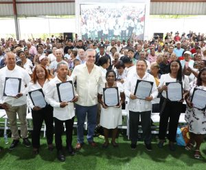 Presidente dominicano entrega otros 1,910 títulos de propiedad