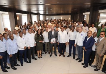 El Presidente anuncia RD$4,000 millones para aceras y contenes
