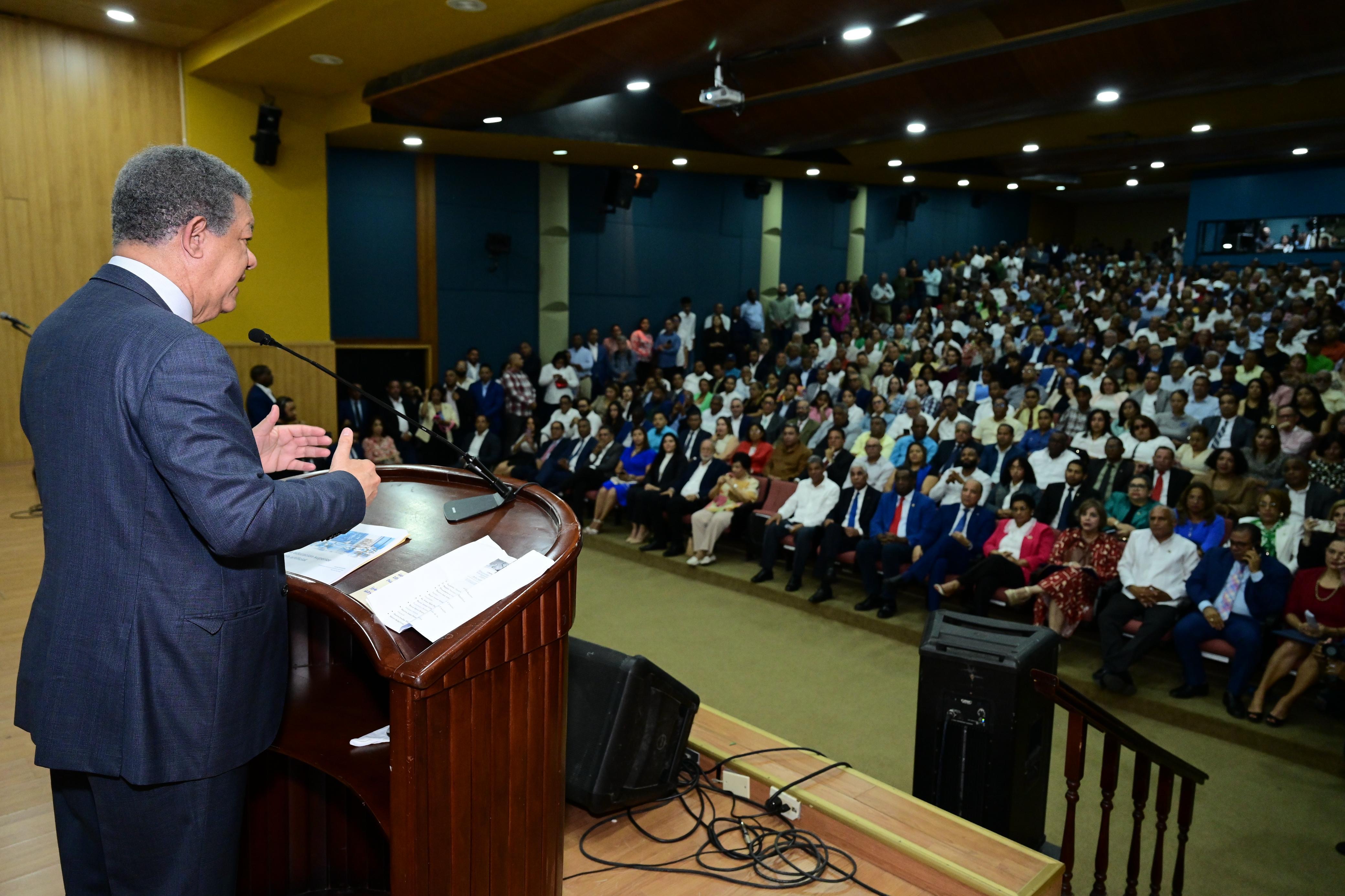 Leonel llama a fortalecer el Ministerio Educación Superior imagen