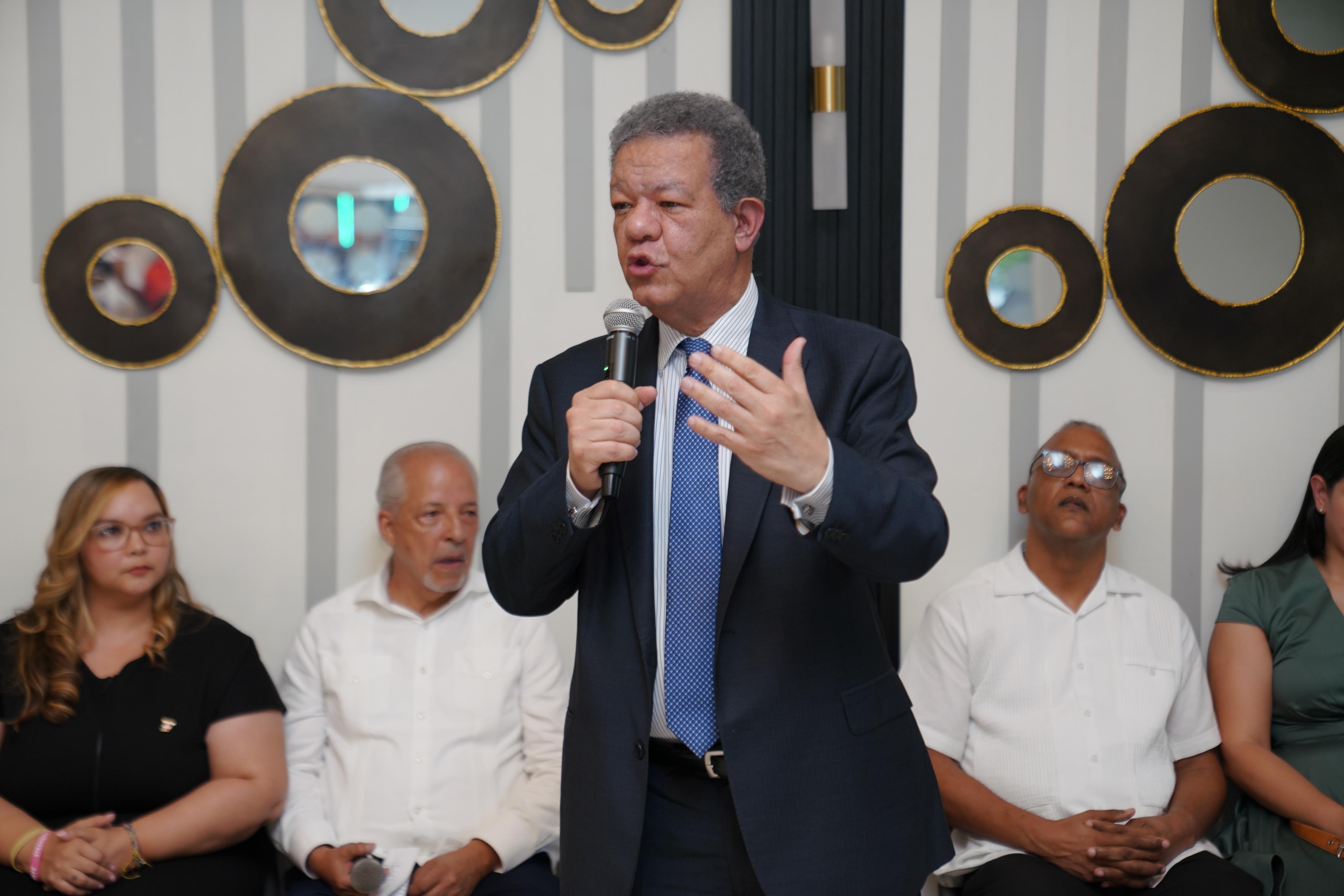 Encuesta arroja que FP ya está en primer lugar, según Leonel imagen