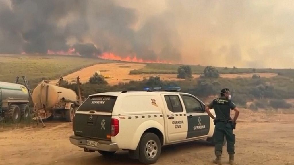 ESPAÑA: Incendio forestal amenaza patrimonio y hogares