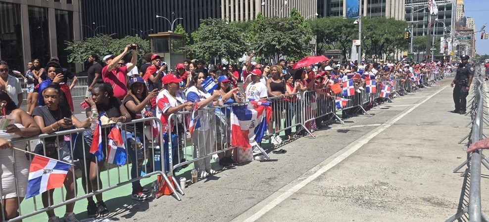 Miles participan en el Desfile Dominicano en Nueva York imagen