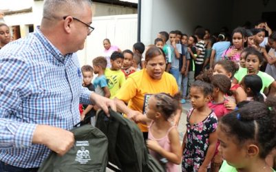 SANTIAGO: La Fundación Juan Pérez entrega úniles escolares