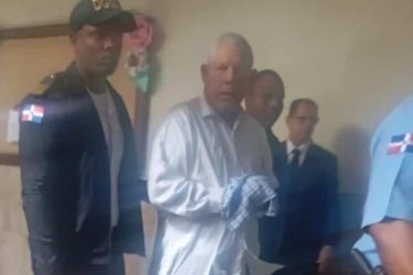 Colocan grillete e impedimento salida de RD a Rafael Guerrero