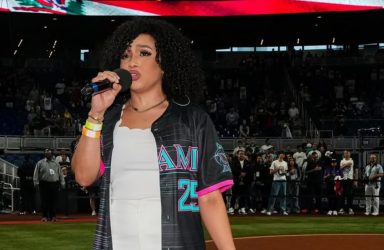 MIAMI: Chelsy Bautista entona el Himno RD en partido Marlins