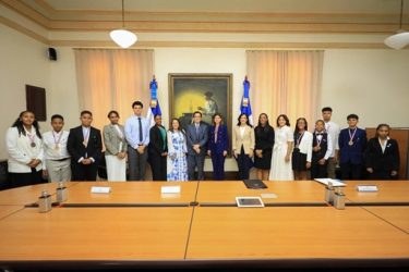 Raquel Peña recibe estudiantes meritorios residentes en España Raquel Peña recibe estudiantes meritorios residentes en España