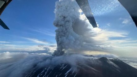RUSIA: Entra en erupción un segundo volcán tras terremoto