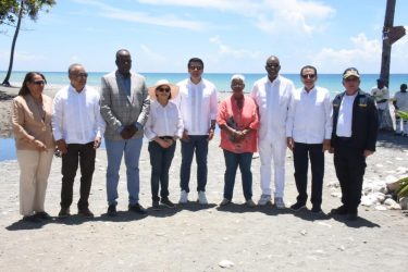 Turismo inicia reconstrucción de paseo marítimo de playa Nizao