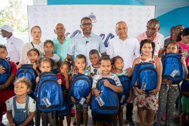 El Propeep distribuye útiles escolares en diferentes zonas