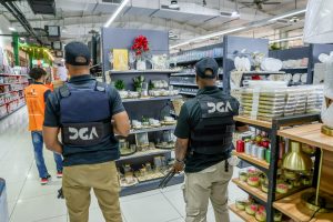 Aduanas sanciona a 5 tiendas chinas acusadas irregularidades