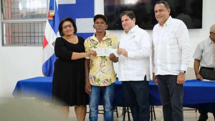 Gobierno dominicano refuerza apoyo a pequeños porcicultores Gobierno dominicano refuerza apoyo a pequeños porcicultores
