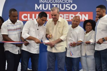 Gobierno entrega dos polideportivos en SD y Santiago