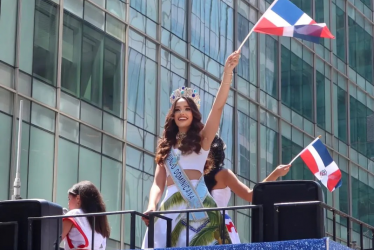 NY: Miss Mundo Dominicana ovacionada en Desfile Dominicano