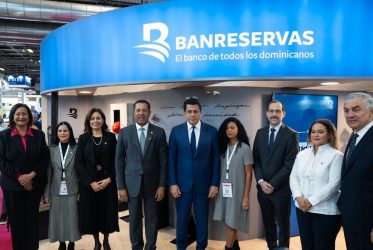 PARIS: Banreservas inaugura exposición “Melissa 20, Momentos”