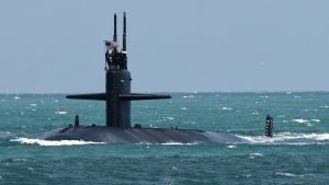 Trump revela haber enviado dos submarinos hacia la costa rusa