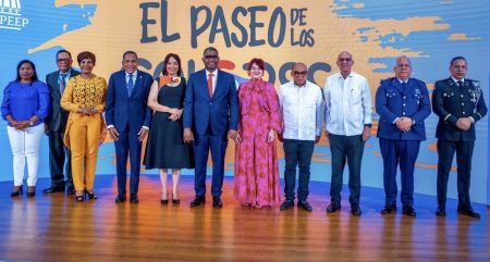 En acto en SD ponen a circular albun «El Paseo de los Colores» En acto en SD ponen a circular albun «El Paseo de los Colores»
