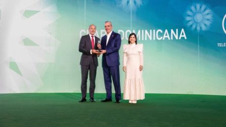 Claro Dominicana recibe premio por la inversión extranjera