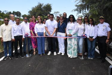 Collado entrega reconstruidas calles en municipio de Sosúa