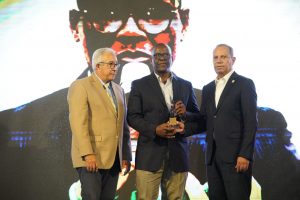 Leonardo Reyes recibe premio a la “Excelencia Periodística”