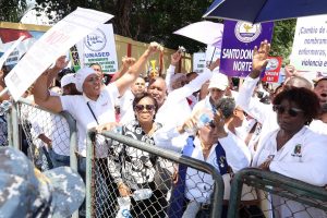 Enfermeras marchan en la RD en reclamo de mejoras laborales