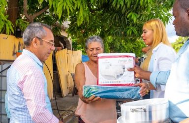 Gobierno dominicano auxilia familias afectadas por vaguada Gobierno dominicano auxilia familias afectadas por vaguada