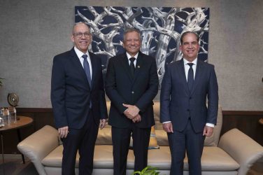 Leonardo Aguilera recibe a su homólogo del Banco Santa Cruz