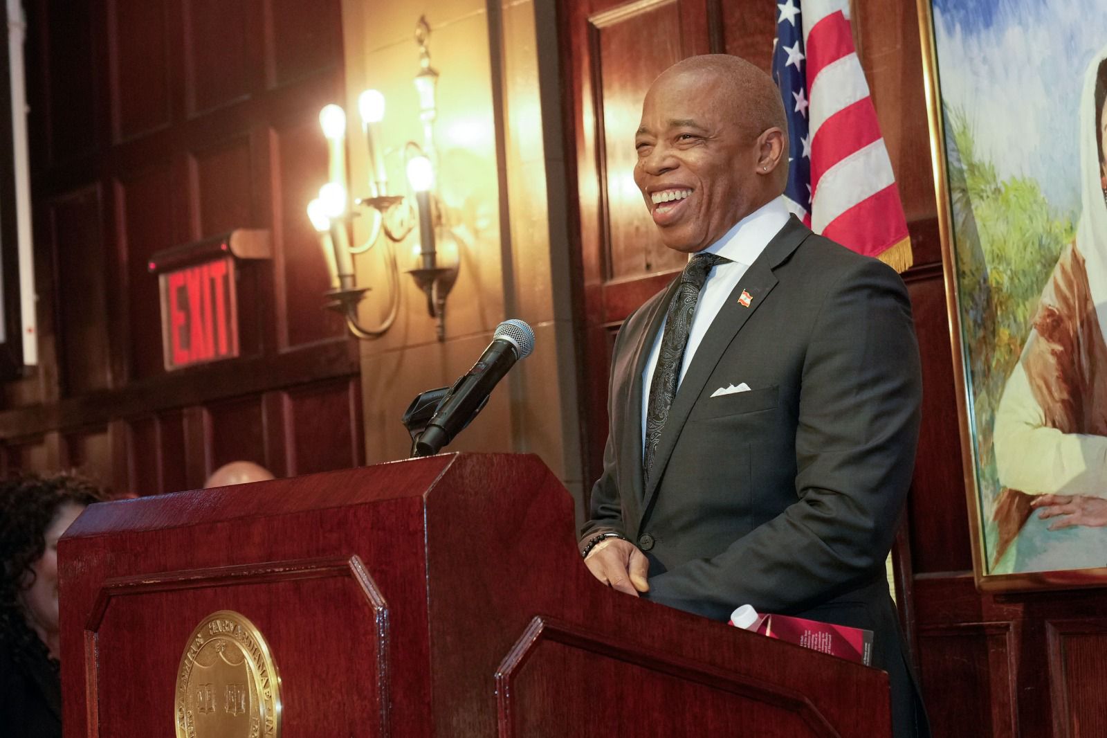 Como el alcalde Adams impulsa a los pequeños negocios latinos imagen