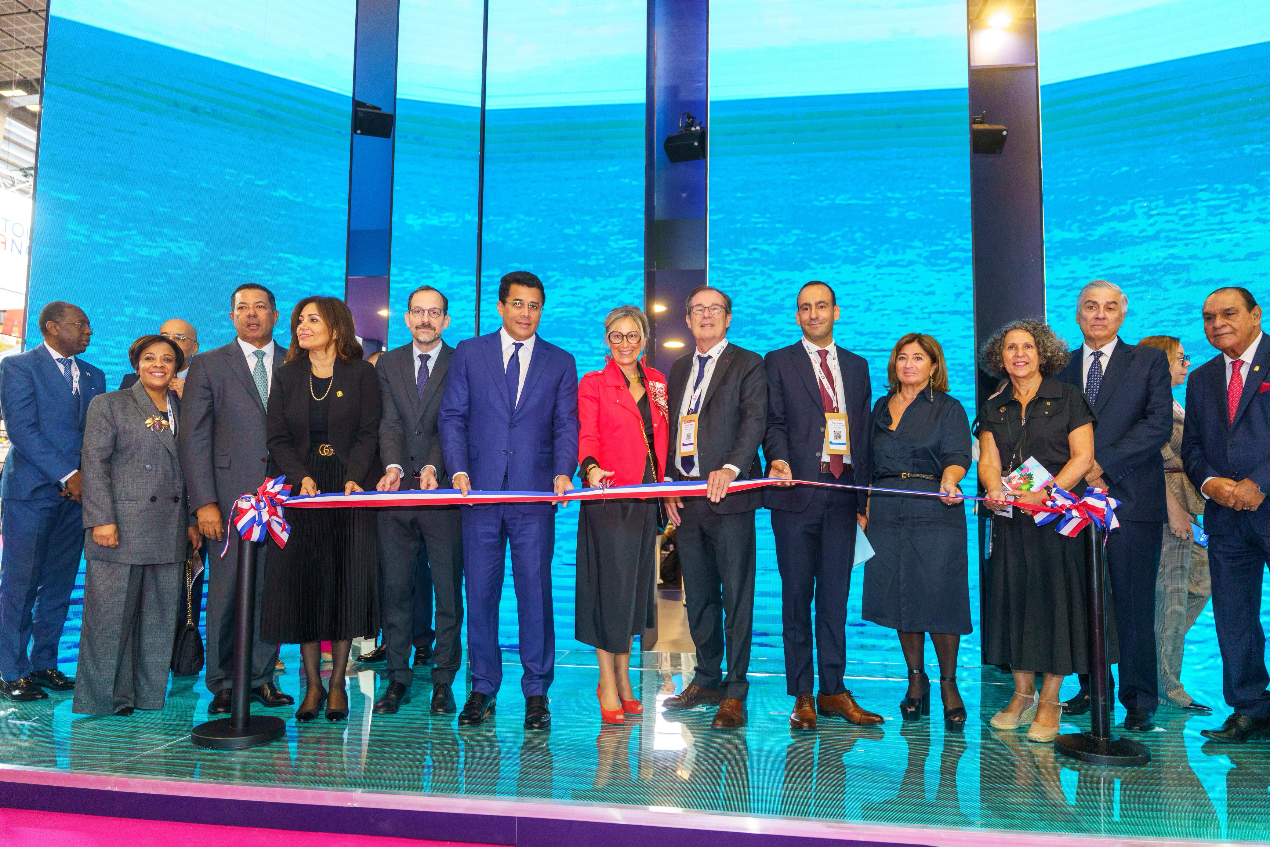 En inauguración feria en París, RD anuncia vuelos a Punta Cana imagen
