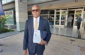 Se querellan contra ex Ministro Educación por lavado de activos