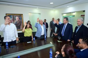 Leonel juramenta en Fuerza del Pueblo grupo de profesionales